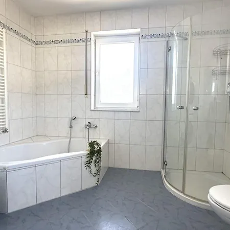 Apartamento Geraeumige Monteurunterkunft *