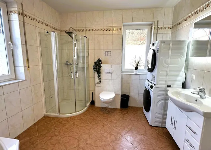 Geraeumige Monteurunterkunft لينغيريش